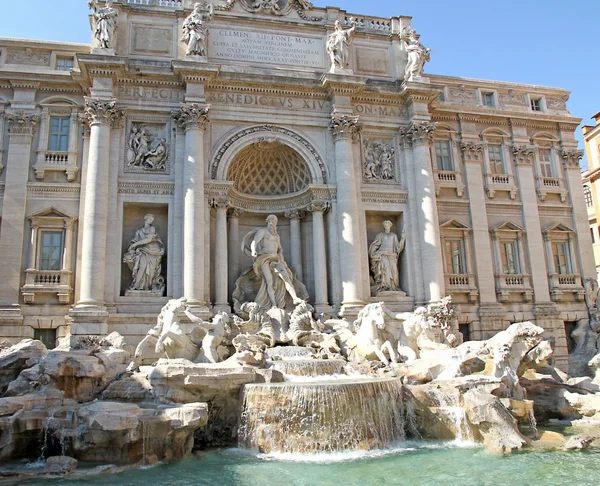 在罗马喷泉与白色大理石雕像 — 图库照片