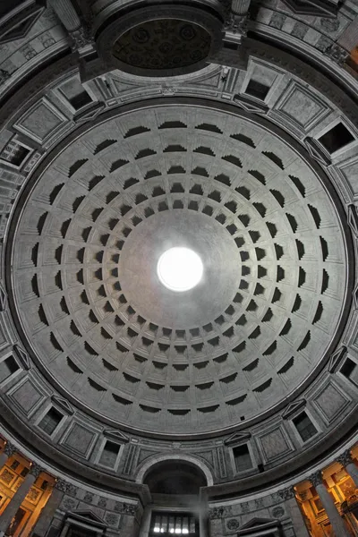 Εσωτερικό του thetemple Πάνθεον στη Ρώμη που λαμβάνονται με ευρυγώνιων φακών — Φωτογραφία Αρχείου