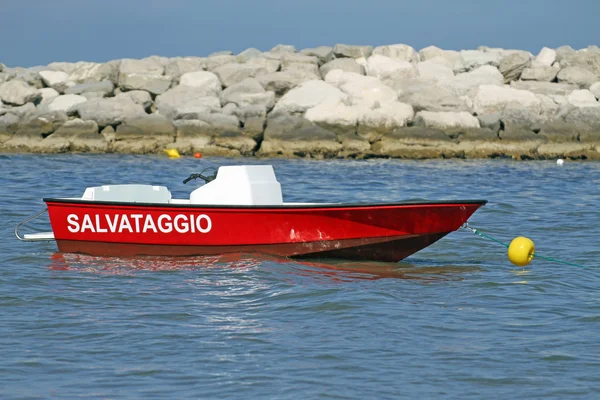 Serviço de resgate de lancha ancorada no mar no verão — Fotografia de Stock