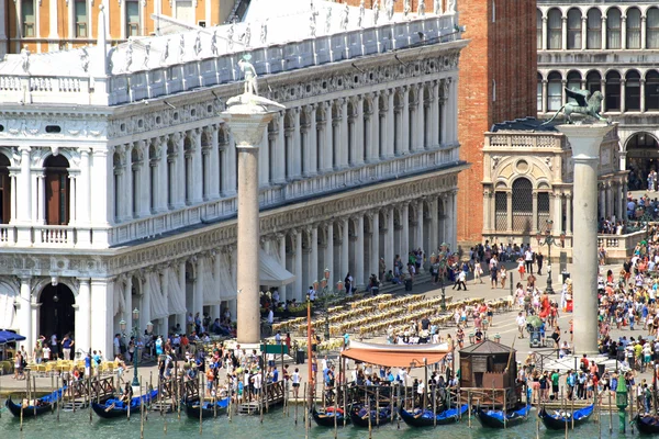 Piazza san marco in Venice, full of tourists and the column with — Stock Photo, Image