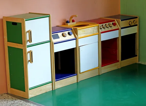 Деревянная игрушечная кухня для игр и развлечения детей из детской — стоковое фото