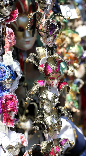 Hermosas máscaras venecianas originales hechas a mano en un stand en la plaza —  Fotos de Stock