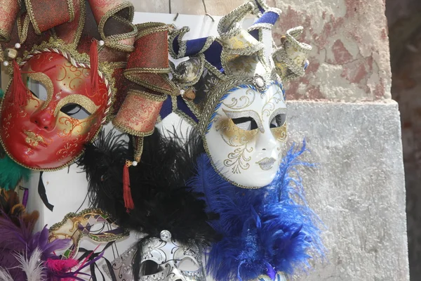 Ursprungliga venetianska masker som är handgjorda i en monter i piazza san marco — Stockfoto