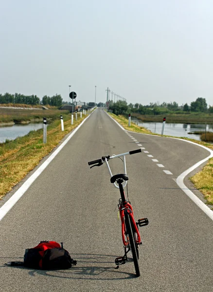 Trekking à vélo pour une balade au milieu de la lagune vénitienne — Photo