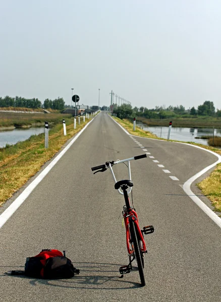 Trekking bike for a ride in the middle of the Venetian Lagoon ne — Stock Photo, Image