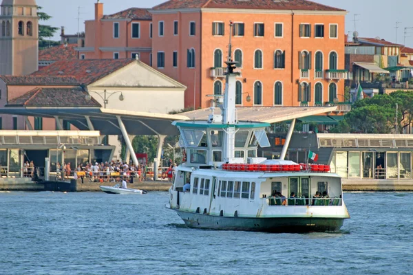 Vaporetto in Venice for the transportation of tourists — Stock Photo, Image