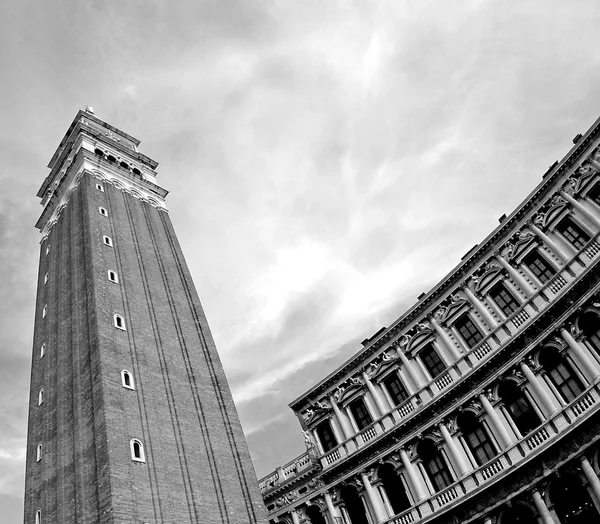 The highest and most famous campanile in Piazza San Marco in BW — Stock Photo, Image