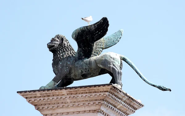 Socha okřídlený lev, symbol republiky serenissima ven — Stock fotografie