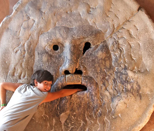 Teenager vloží ruku do úst pravdy v Římě — Stock fotografie