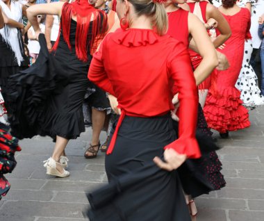 Flamenco dansçıları uzman ve İspanyol dans kostümleri ile
