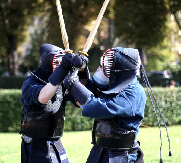 Twee strijders van kendo vechten lottanon met bamboe zwaarden — Stockfoto