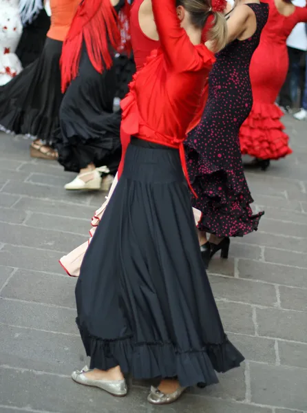 Flamenco-Tänzerinnen und Tänzer mit eleganten historischen Kostümen — Stockfoto