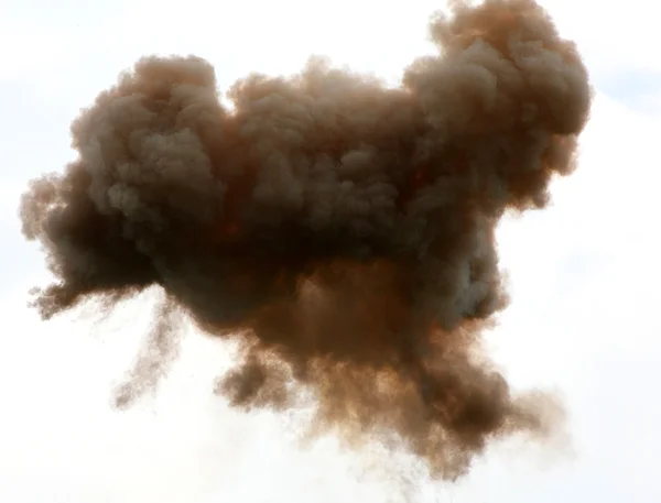 Nube tóxica en el cielo después de la explosión de una fábrica de productos Imágenes de stock libres de derechos