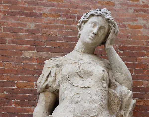 Estatua con dolores de cabeza con fondo de ladrillo — Foto de Stock