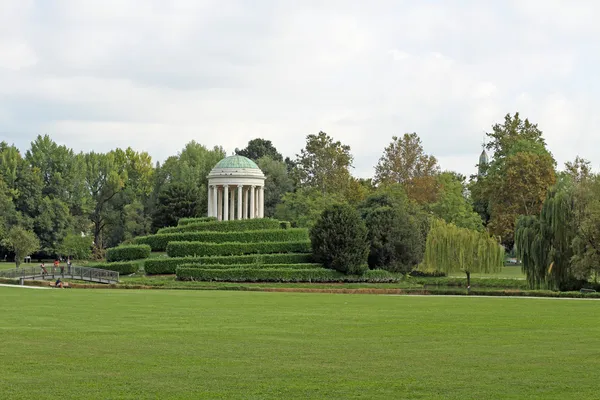 Стародавній храм великого громадського парку з зеленим навколо — стокове фото