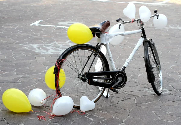 Geschmücktes Fahrrad, um zwei zukünftigen Brautpaaren einen Witz zu machen — Stockfoto