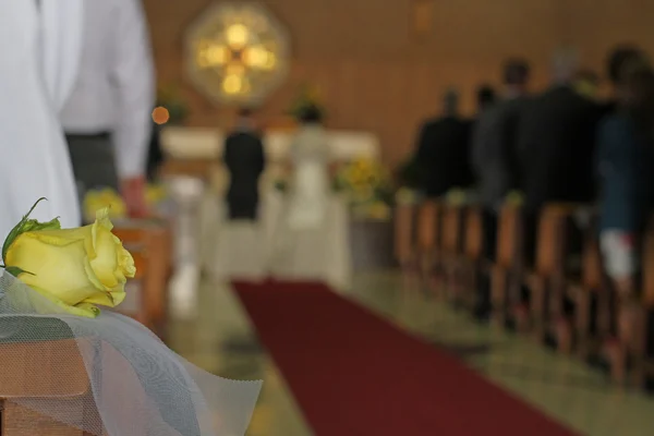 Christelijke kerk tijdens de rite van huwelijk met een gele roos — Stockfoto