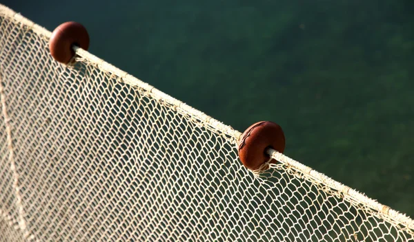 Net のままの魚なく端にいくつかのフロート — ストック写真