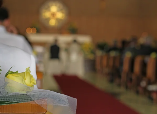 Christelijke kerk tijdens de rite van huwelijk met een gele roos — Stockfoto