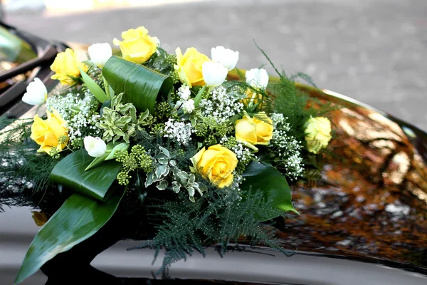 Ruusuinen ja keltainen kukkia koristella konepellin auton t — kuvapankkivalokuva