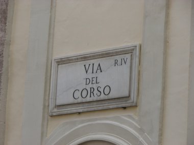 yol işareti göstergesi ile via del corso Roma İtalya