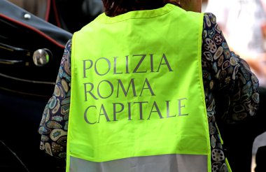 Polis narkotik operasyonu sırasında kimlik ceketli olan