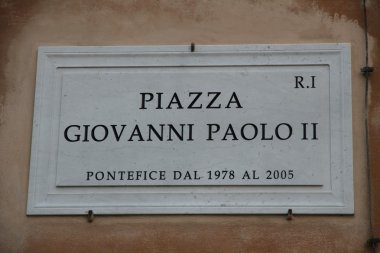 Via giovanni paolo II pop belirtilerek yol levhası