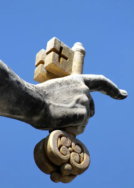Mano de san pietro en la Ciudad del Vaticano guarda en su mano el Oro — Foto de Stock
