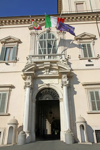 Величественный вход в Квиринальском дворце, где дома Presi — стоковое фото