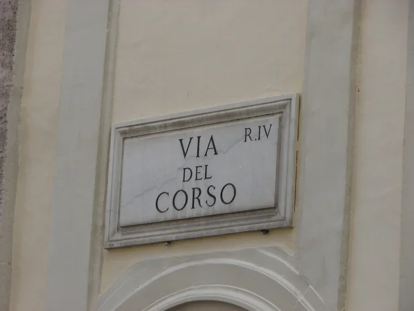 Señal de tráfico con indicación de la Via del Corso en Roma Italia — Foto de Stock