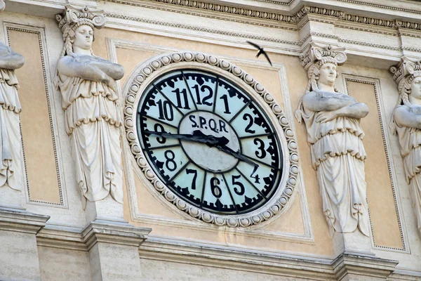 Huge and decorated large and circular wall clock that marks a qu — Stock Photo, Image