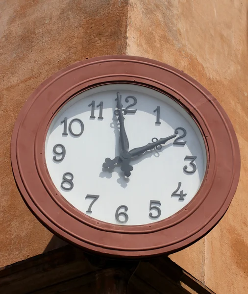 Grande et circulaire horloge murale qui marque les deux heures — Photo