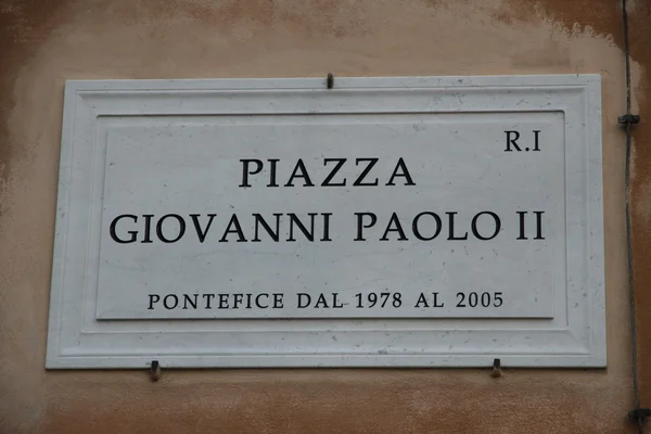 Straßenschild mit dem Hinweis auf die Piazza giovanni paolo ii pop — Stockfoto