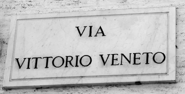 Sinal de estrada com indicação da Via Vittorio Veneto em Roma — Fotografia de Stock