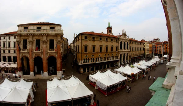 Aan het Piazza dei signori met de markt kraampjes van dingen om te eten — Stockfoto