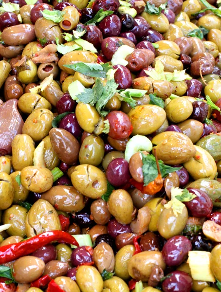 Vestido de salada de azeitonas à venda no mercado vegetal — Fotografia de Stock