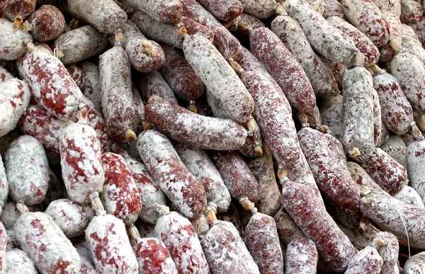 Salame e salsichas vendidos na barraca no mercado na Itália — Fotografia de Stock