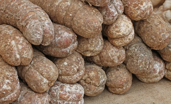 Salame e soppressa vendidos na banca no mercado — Fotografia de Stock