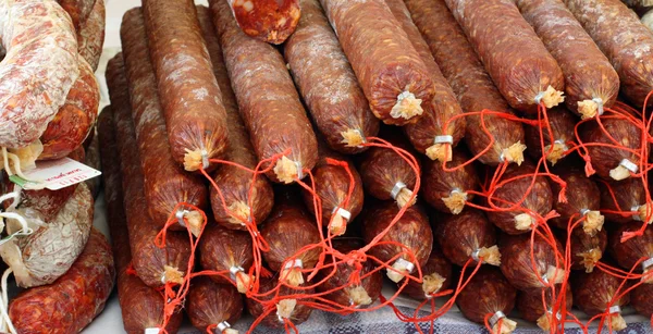 Салямі та ковбаски, продані в кабінці на ринку — стокове фото