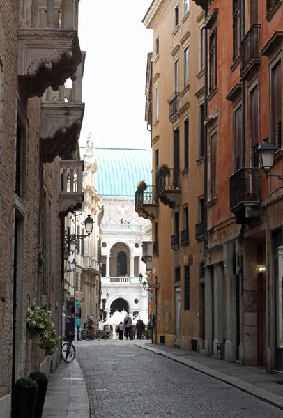 Estrada na cidade de Vicenza, no norte da Itália — Fotografia de Stock