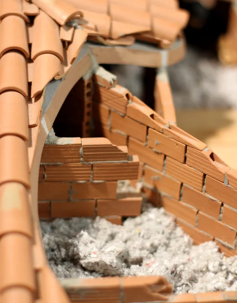 Evin ısı yalıtım malzemesi ile çatı yalıtımı — Stok fotoğraf