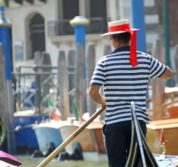 Gondoliere mentre guida la sua gondola — Foto Stock