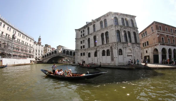 Ponte di rialto a Venezia con il canale — Foto Stock