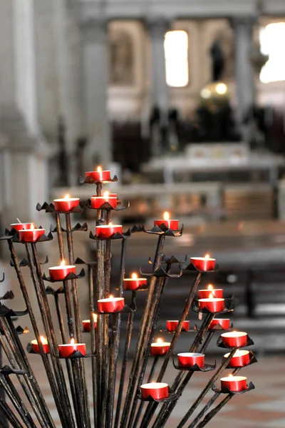 Rött ljus inuti en kyrka — Stockfoto