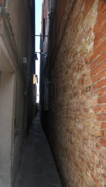 caddenin her iki tarafında yüksek evler ile Venedik Calle