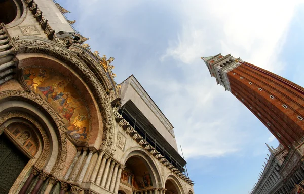 Basílica na piazza san marco e a torre do sino em Veneza — Fotografia de Stock