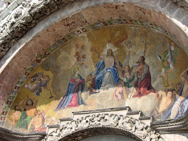 Detail of the mosaic with Jesus on the facade of the basilica in — Stock Photo, Image