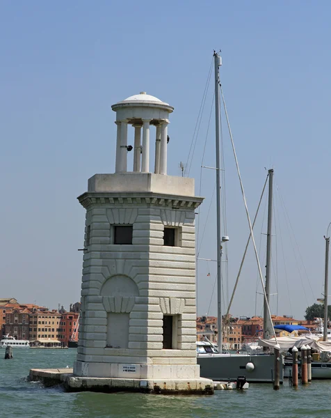 Vuurtoren op het eiland van san giorgio in Venetië en haven — Stockfoto