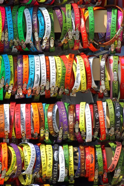 Bracciali in pelle colorata con la scritta VENEZIA in uno stand — Foto Stock