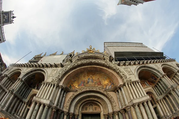Basilika auf der Piazza San Marco mit Fischaugenobjektiv — Stockfoto